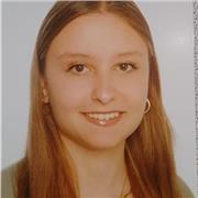 Hola! Soy Adriana, de Cabrera de Mar. Estudio Auxiliar de Enfermería y doy clases a niños de primaria. Me encanta enseñar y ayudar